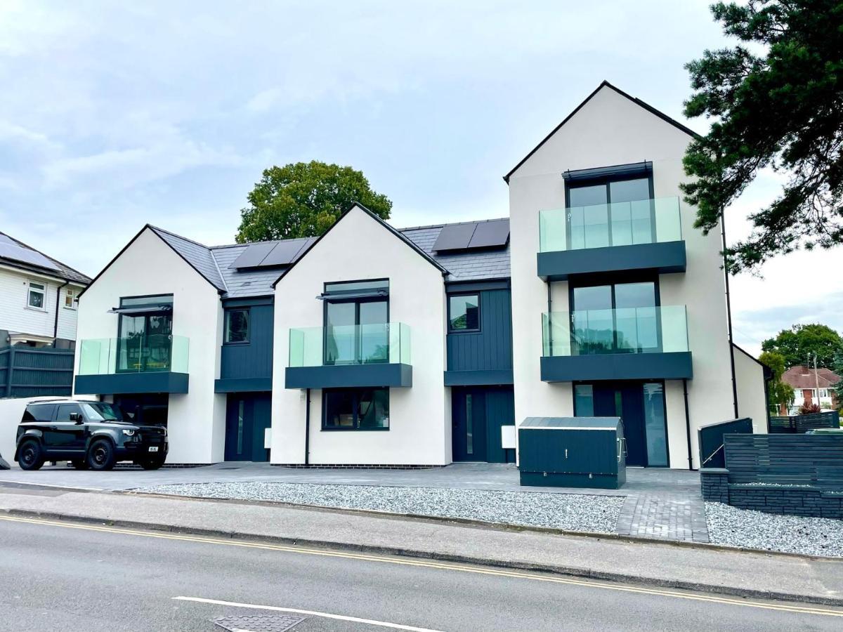 Brand New 4 Bedroom House -sleeps 9 - Free Parking - Great Location - Fast Wifi - Smart Tv - Close To & Bournemouth & Sandbanks *
